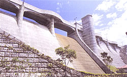 漢那ダム 本ダム堤体(石積み模様の壁面)
