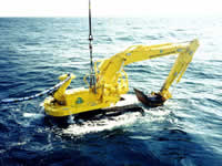 支援台船のクレーンで着底