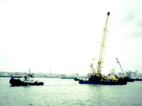 支援台船に揚収