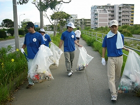 ���|�������i