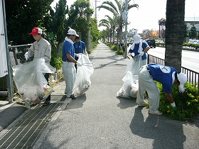 ���|�������i