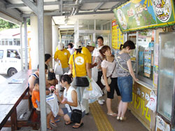 ���̉w���c�ł̍L�񊈓��̗l�q