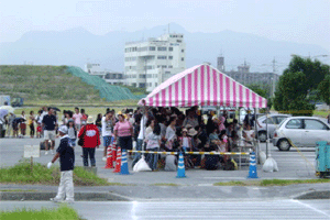 ���싙�`13:40���̗��p�ґ҂��̏󋵂̎ʐ^