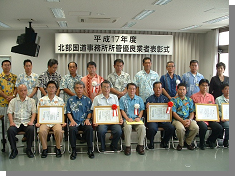 �\�������i