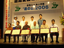 �\�������i