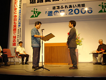 �\�������i