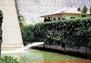 漢那ダム河川維持放流状況